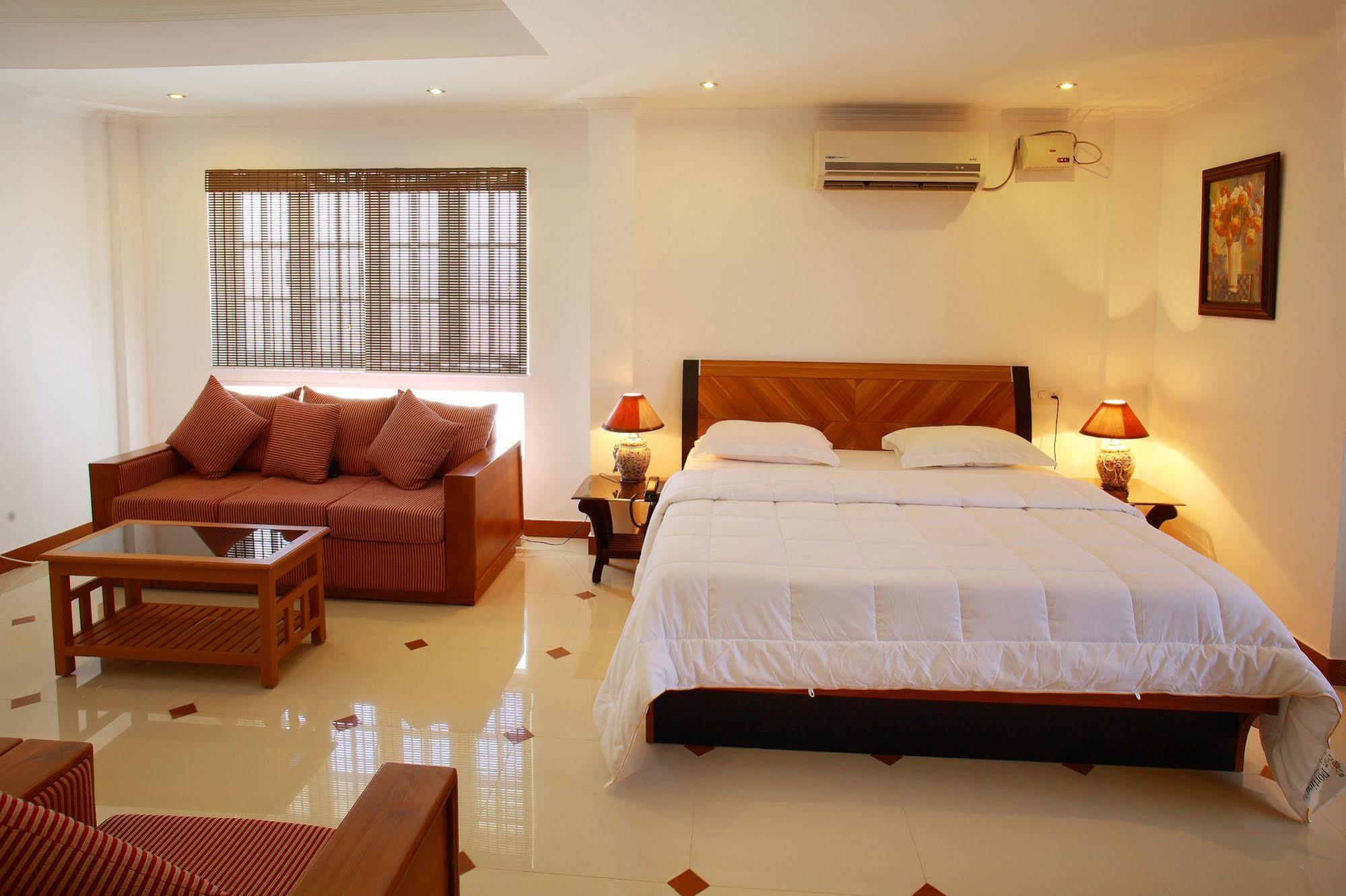 Phils' Residency & Banquets Hotel Kochi Ngoại thất bức ảnh